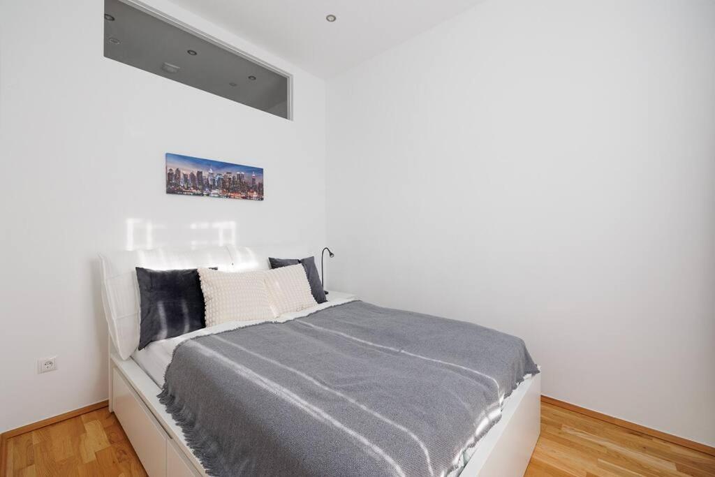 Modern Near Center - 2br, Netflix Apartamento